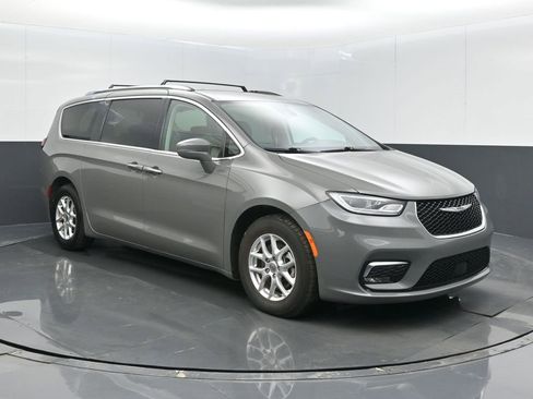 Used 2021 Chrysler Pacifica Touring-L image 1