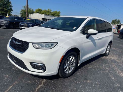 Used 2023 Chrysler Pacifica Touring FWD image 3