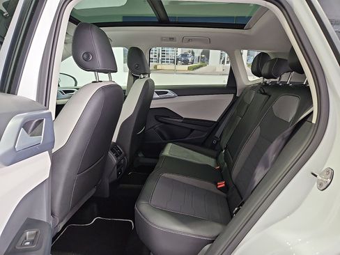 Used 2025 Volkswagen Taos SE FWD image 13