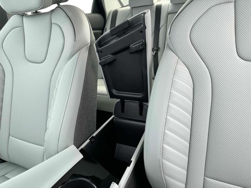 New 2025 Hyundai Elantra Limited FWD image 18