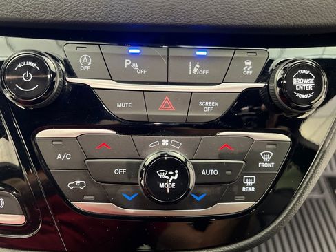 Used 2025 Chrysler Pacifica Select FWD image 50