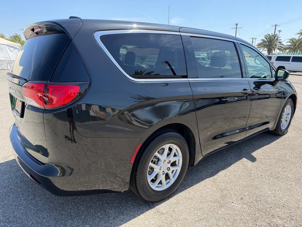 Used 2020 Chrysler Voyager LX FWD image 6