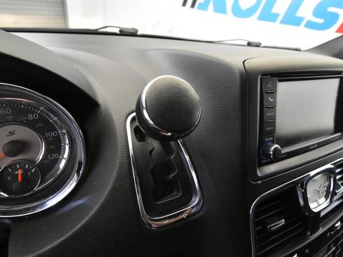 Used 2016 Chrysler Town & Country S image 19