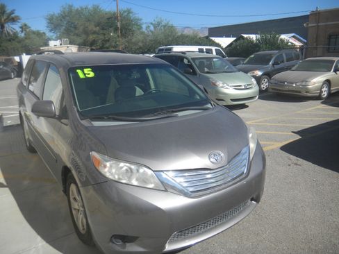Used 2015 Toyota Sienna LE image 5