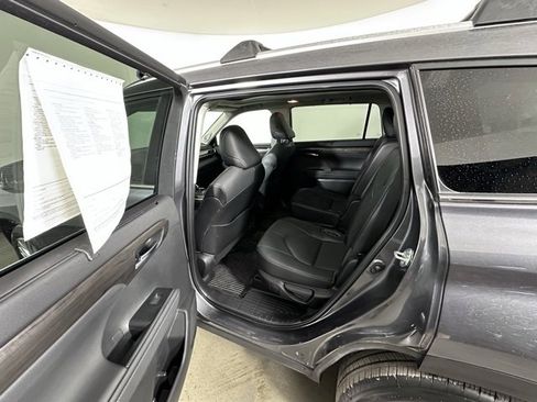 Used 2023 Toyota Highlander Platinum image 17
