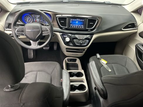 Used 2019 Chrysler Pacifica LX image 4