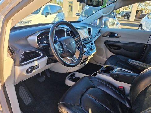 Used 2021 Chrysler Pacifica Touring-L image 9