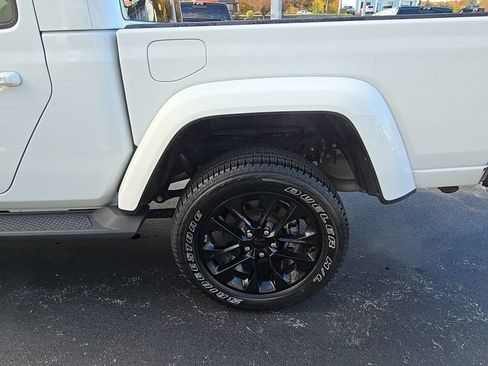 Used 2022 Jeep Gladiator Overland image 12