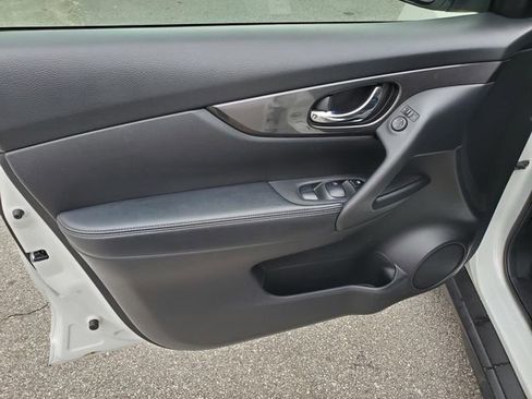 Used 2019 Nissan Rogue SV image 14