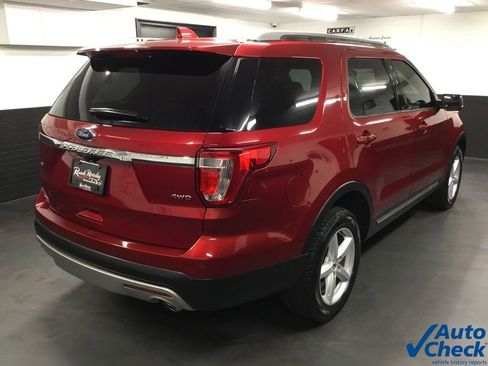 Used 2017 Ford Explorer XLT image 11
