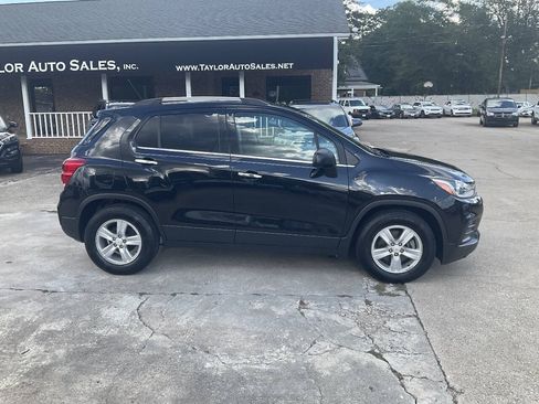 Used 2019 Chevrolet Trax LT w/ LT Convenience Package FWD image 2
