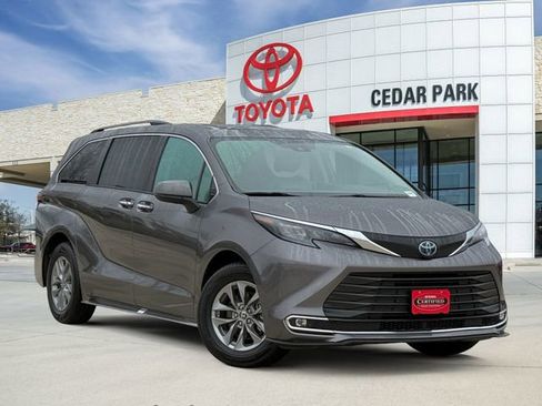 Used 2024 Toyota Sienna XLE image 1