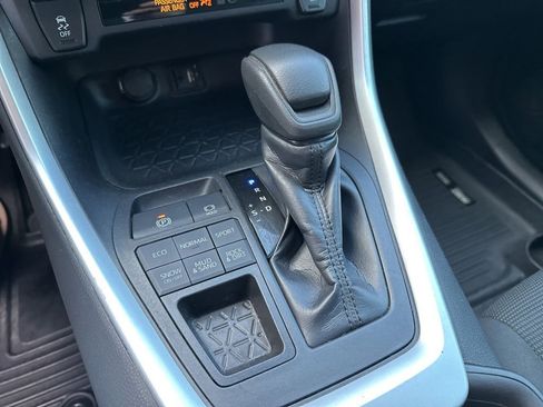 Used 2019 Toyota RAV4 LE AWD/4WD image 10