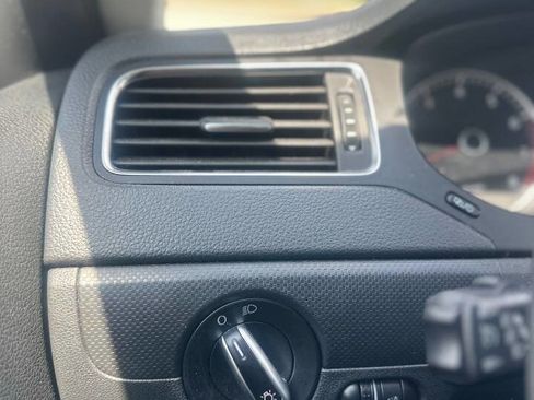 Used 2012 Volkswagen Jetta SE FWD image 18