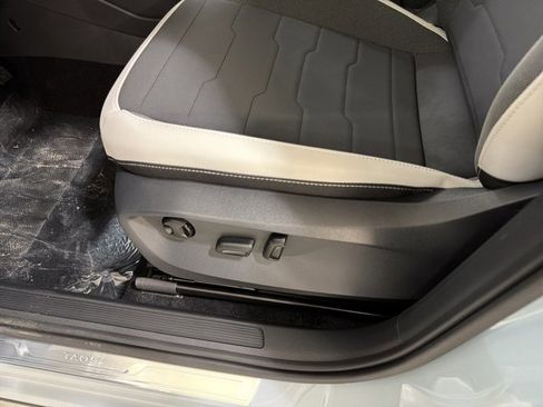 New 2026 Volkswagen Taos SE image 16