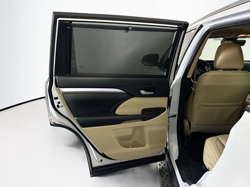 Used 2019 Toyota Highlander XLE image 28