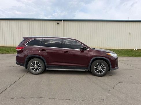 Used 2019 Toyota Highlander XLE FWD image 2
