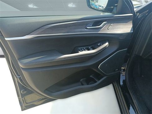 New 2023 Jeep Grand Cherokee Limited image 10