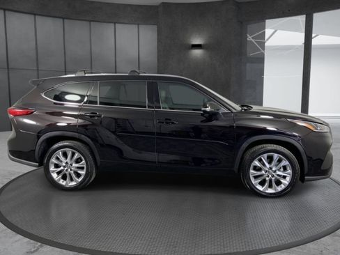 Used 2021 Toyota Highlander Limited FWD image 3