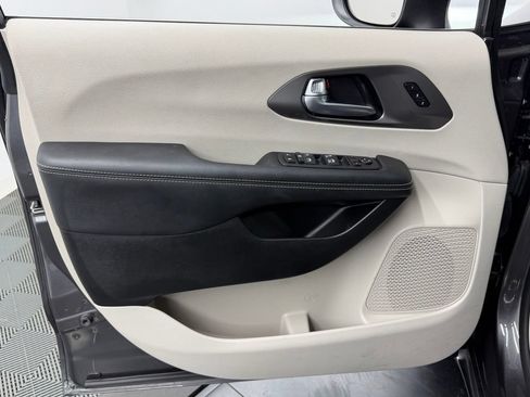 Used 2023 Chrysler Pacifica Touring-L FWD image 19