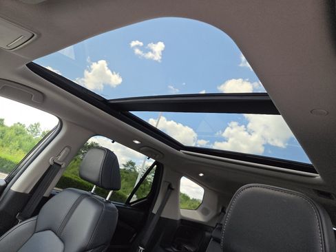 Used 2025 Honda Pilot Touring image 3