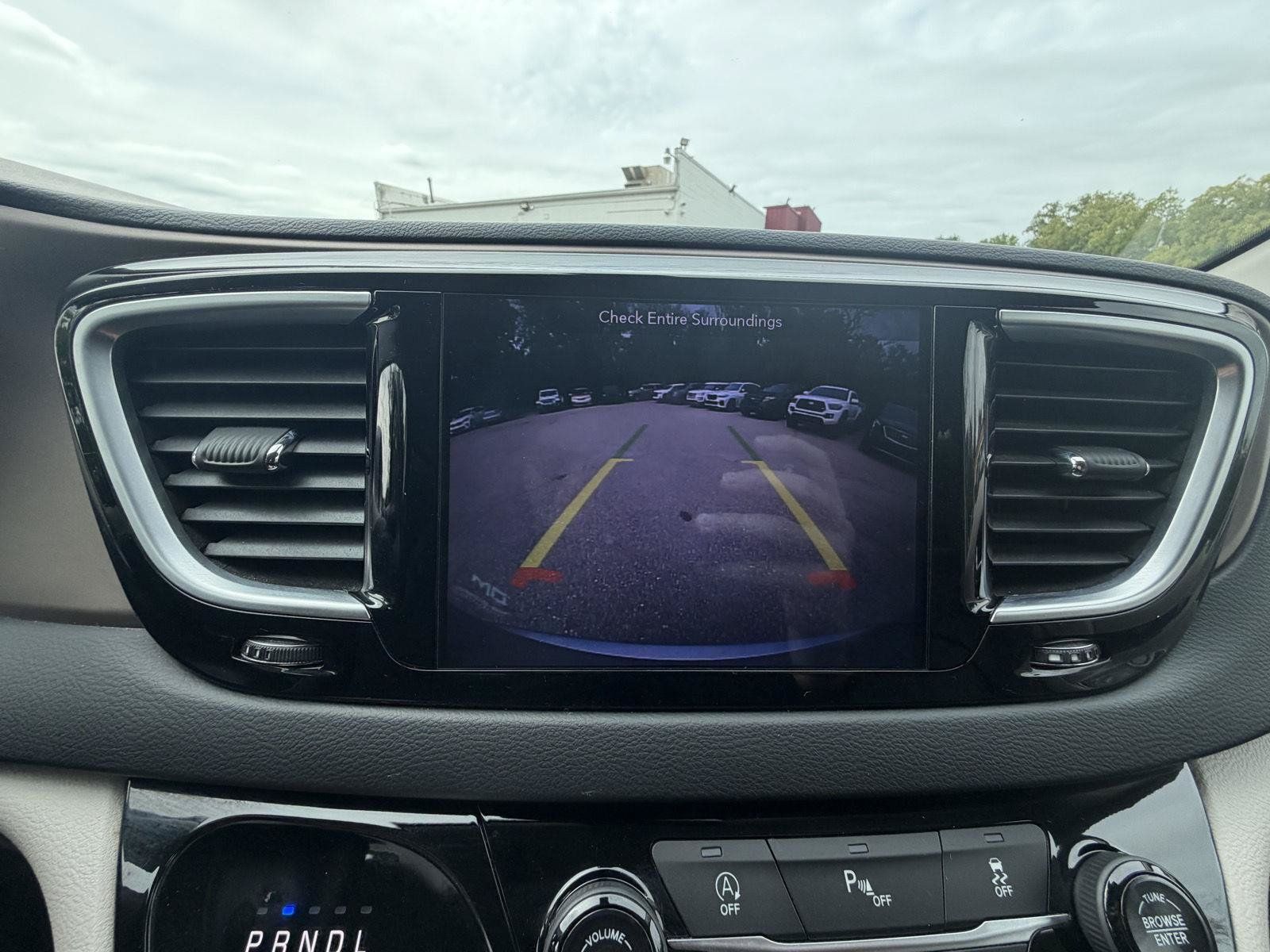 Used 2018 Chrysler Pacifica Touring-L Plus FWD image 17