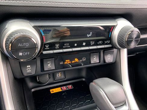 Used 2023 Toyota RAV4 XLE Premium image 32