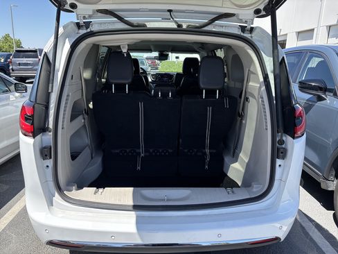 Used 2023 Chrysler Pacifica Touring-L FWD image 31