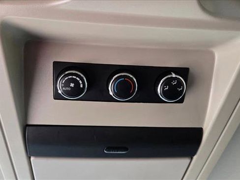 Used 2014 Chrysler Town & Country Touring FWD image 15