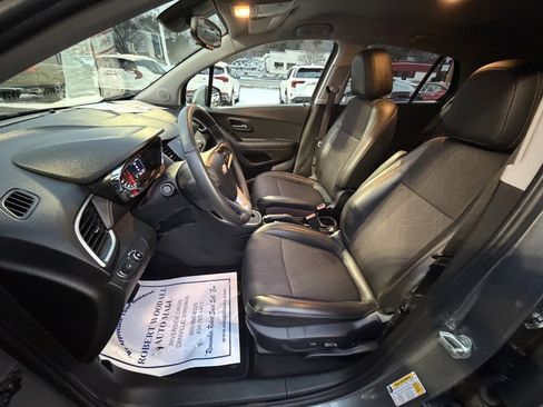 Used 2020 Chevrolet Trax LT w/ LT Convenience Package image 18