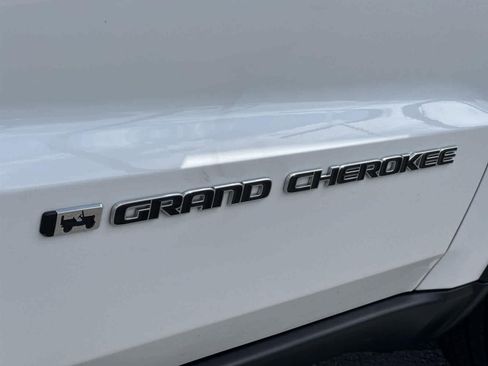 Used 2022 Jeep Grand Cherokee Limited image 36