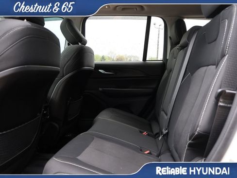 Used 2023 Jeep Grand Cherokee Laredo X image 18