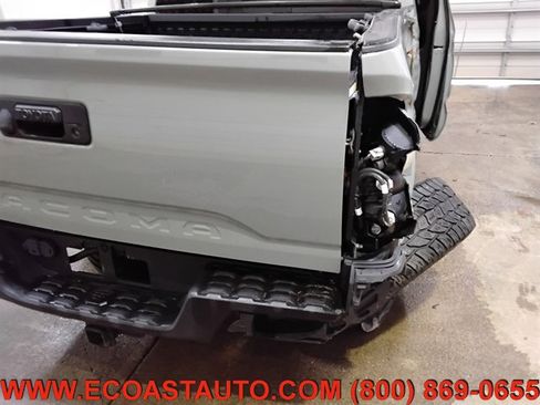 Used 2022 Toyota Tacoma TRD Sport AWD/4WD image 17