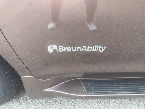 Used 2020 Toyota Sienna XLE w/ XLE Navigation Package image 2