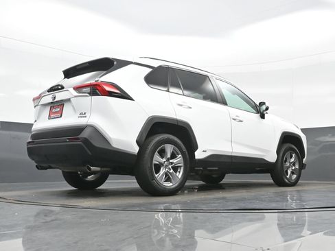 Used 2022 Toyota RAV4 XLE AWD/4WD image 32