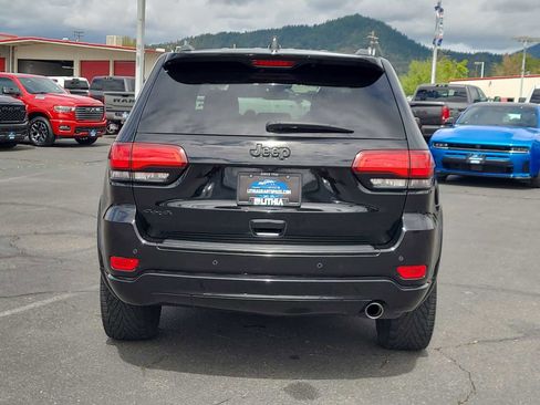 Used 2017 Jeep Grand Cherokee Altitude AWD/4WD image 13
