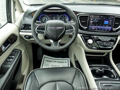 Used 2024 Chrysler Pacifica Limited FWD image 17
