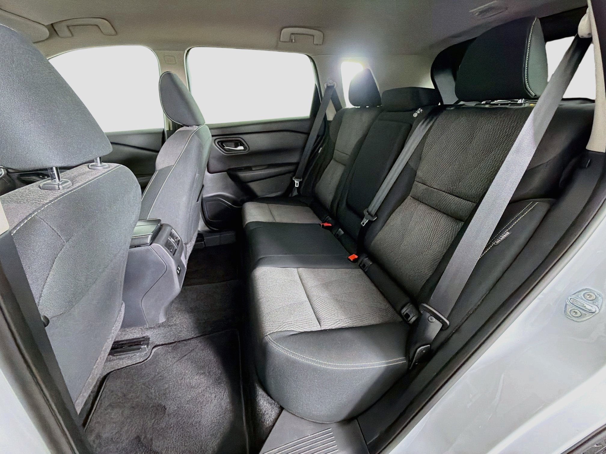 Used 2024 Nissan Rogue SV FWD image 27