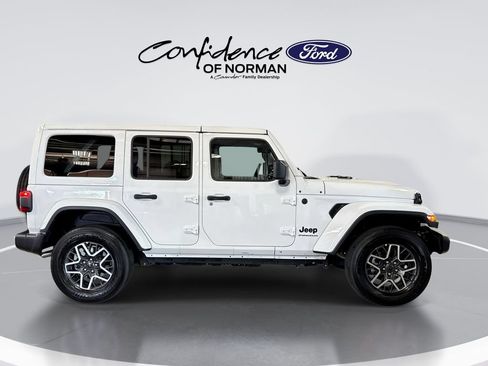 Used 2026 Jeep Wrangler Unlimited Sahara AWD/4WD image 10