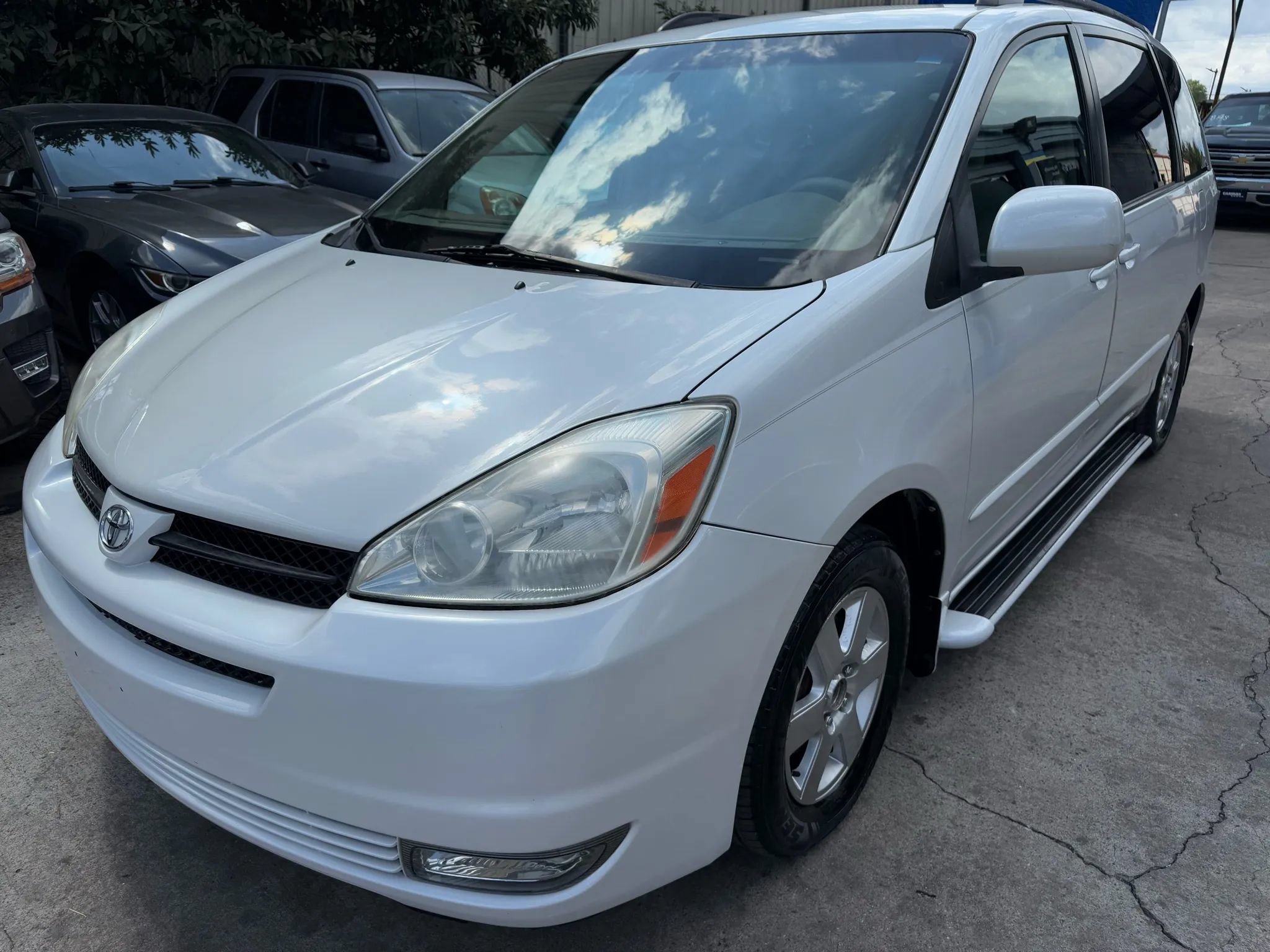 Used 2004 Toyota Sienna XLE FWD image 3