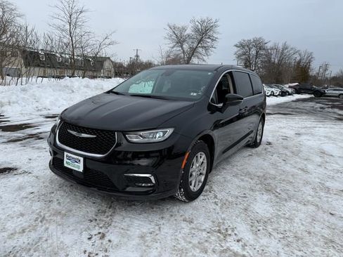 Used 2024 Chrysler Pacifica Touring-L image 14