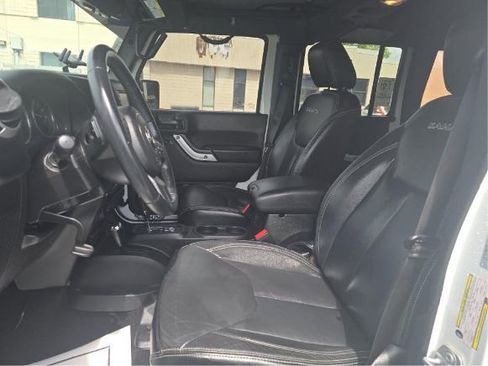 Used 2017 Jeep Wrangler Unlimited Sahara w/ Connectivity Group AWD/4WD image 5