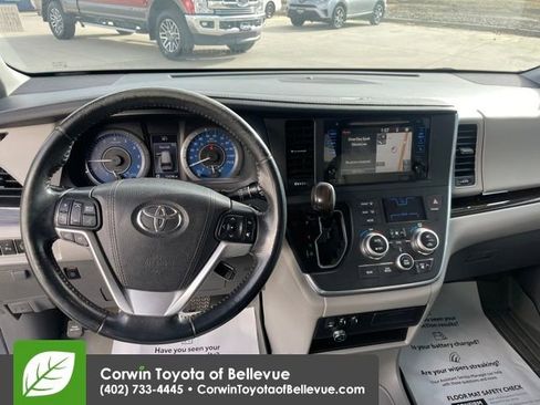 Used 2015 Toyota Sienna L image 12