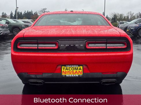 Used 2015 Dodge Challenger SXT image 4