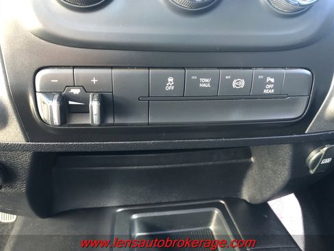 Used 2018 RAM 2500 Tradesman w/ Chrome Appearance Group image 16