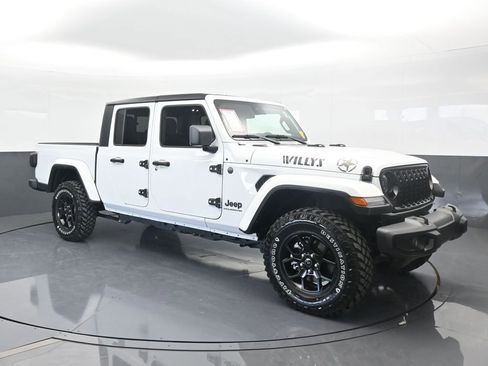 Used 2024 Jeep Gladiator Sport image 8
