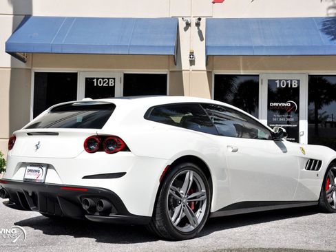 Used 2017 Ferrari GTC4Lusso AWD/4WD image 18