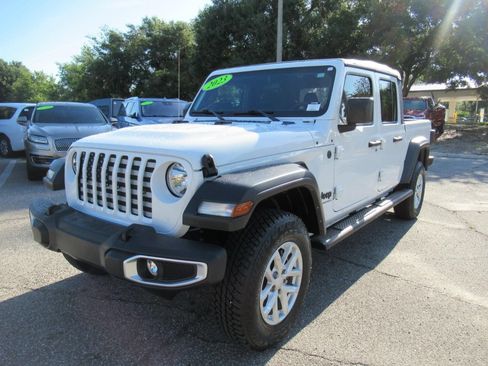 Used 2023 Jeep Gladiator Sport AWD/4WD image 3