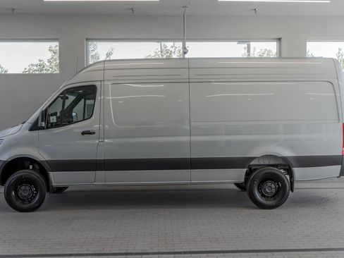 Used 2025 Mercedes-Benz Sprinter 2500 image 2