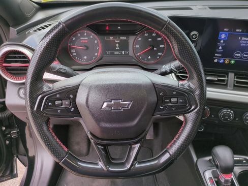 Certified 2024 Chevrolet Trax RS w/ Sunroof Package FWD image 12
